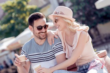 Mutlu sevgi dolu çift. Genç çift içecek kahve ve açık havada eğleniyor.