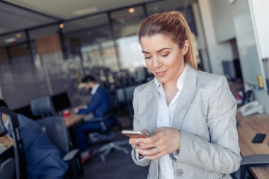 Cep telefonu kullanma office oldukça genç iş kadını.