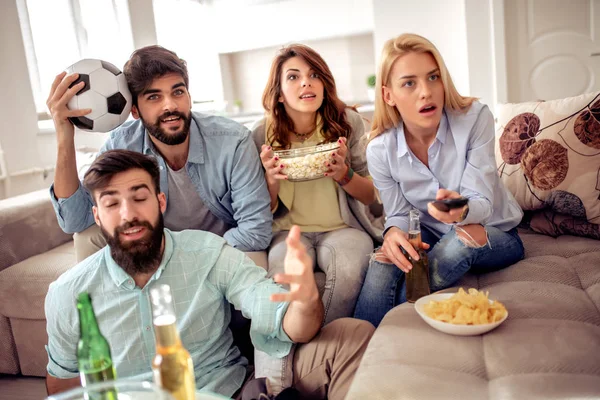 Fani Piłki Nożnej Oglądania Piłki Nożnej Telewizji Świętuje Zwycięstwo Domu — Zdjęcie stockowe