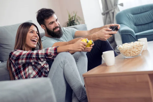 Schönes Paar Das Videospiele Spielt Und Zusammen Spaß Hat — Stockfoto