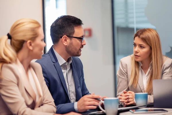 Equipo Negocios Trabajando Juntos Sala Reuniones Oficina — Foto de Stock