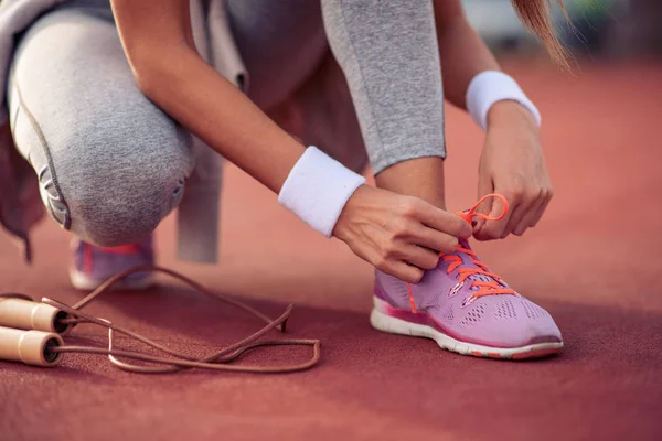 Kadın Spor Bağlama Ayakkabı Yakın Çekim — Stok fotoğraf