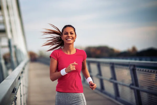 上午在桥上慢跑的年轻健身女子 — 图库照片