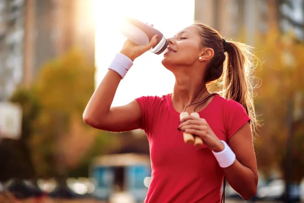 Jonge Fitness Vrouw Joggen Brug Ochtend — Stockfoto