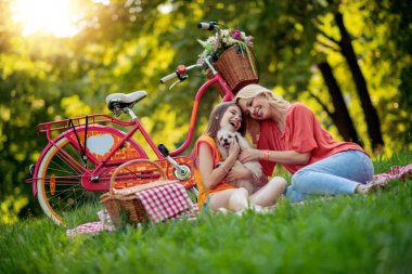 Anne ve kızı parkta eğleniyorlar..