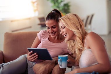 Takım iş süreci. İki kız tablet birlikte evde kullanma.