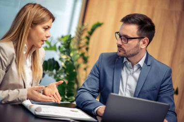 ofiste çalışan başarılı iş grubu.