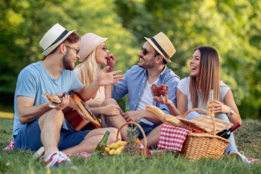 Mutlu arkadaş grubu parkta eğleniyor ve gülümsüyor..