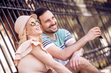 Mutlu sevgi dolu çift. Genç çift açık havada eğleniyor.