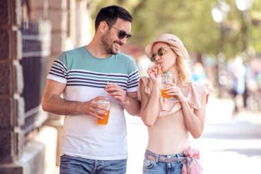 Genç çift bootles sağlıklı suyu içme.