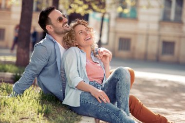 Güzel romantik çift geri kalan şehirde olması. Birbirlerinin şirket zevk.