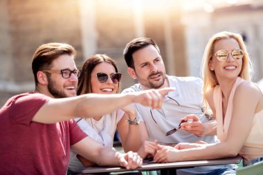Grup dört arkadaşıyla birlikte kahve dükkanında eğleniyor. İki kadın ve iki erkek konuşuyor, gülüyor ve onların zaman zevk Café.
