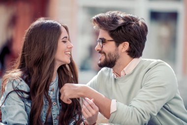 Güzel genç bir kafede oturan ve konuşma zevk çift. Sevgi ve hassasiyet, romantizm, dating, yaşam kavramı.