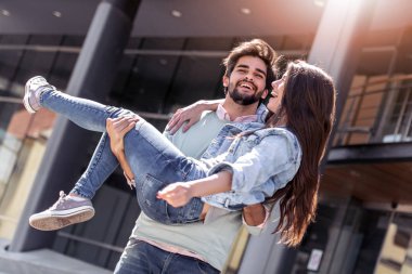 Sokakta sarılma aşık romantik genç Çift.