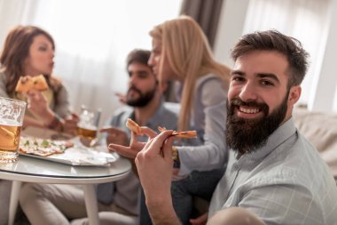 Pizza yemek ve birlikte eğlenmek arkadaşlar.