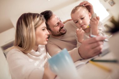 Genç mutlu aile ile birlikte çizim çocuk.