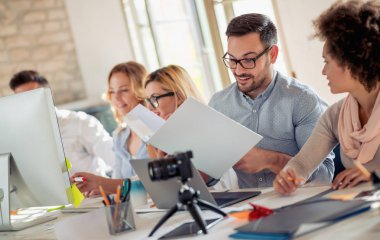 Ortakları Office proje hakkında yeni fikirler vererek iş adamları.