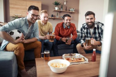 Arkadaşlar pizza yemek. Onlar evde parti, pizza yemek ve Tv izlerken.