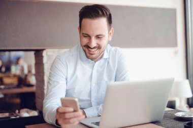 Ofis Masası, dizüstü bilgisayar üzerinde çalışan yakışıklı genç işadamı portresi.