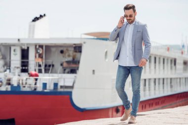 Genç işadamı dışında yürüyüş ve telefon kullanma.