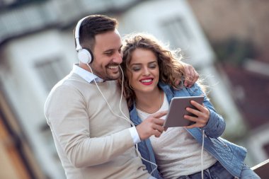 Mutlu sevgi dolu çift müzik ile tablet şehir park zevk.