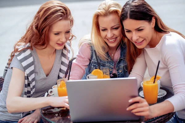 Mujeres Con Laptop Amistad Tecnología Internet — Foto de Stock