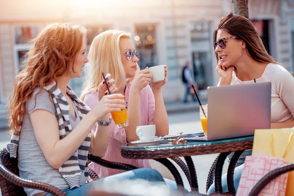 Vrouwen Met Laptop Vriendschap Technologie Internet Concept — Stockfoto