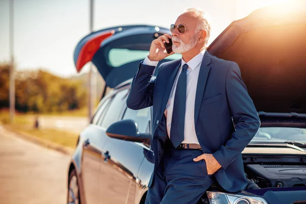 Služební Cestu Jistý Senior Obchodník Pomocí Chytrého Telefonu Zobrazován — Stock fotografie