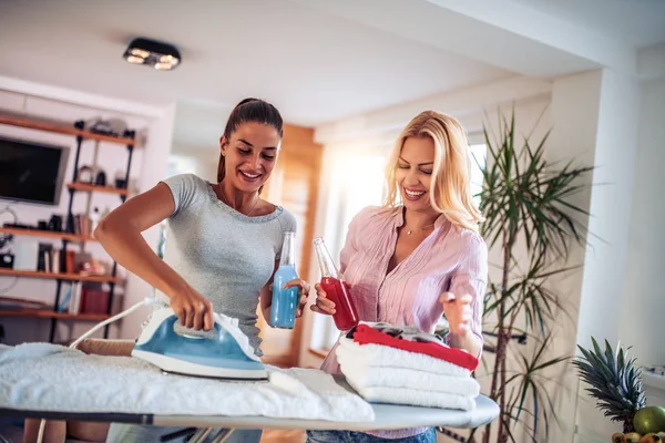 Mejores Amigos Planchando Ropa Casa Divertirse — Foto de Stock