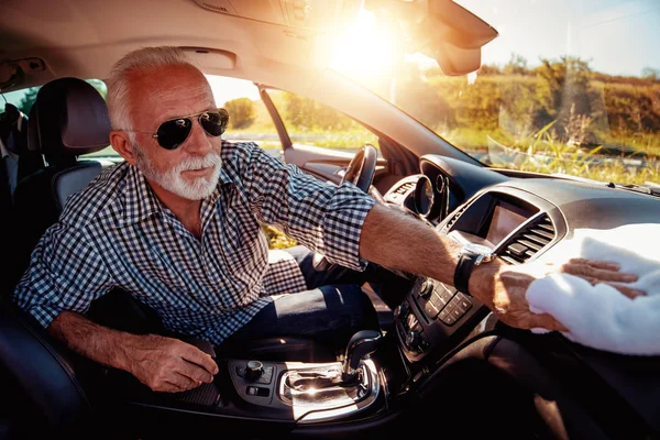 Starší Muž Péči Čištění Jeho Auto — Stock fotografie