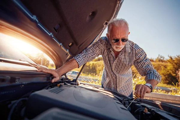 Uomo Anziano Che Controlla Livello Dell Olio Una Macchina — Foto Stock