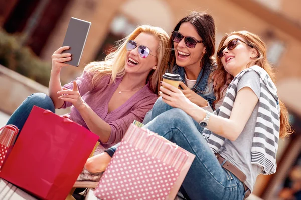 Shopping Människor Försäljning Och Turism Koncept Flickor Med Shoppingkassar City — Stockfoto