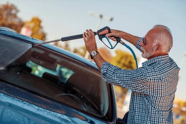 Mytí Aut Starší Muž Čištění Jeho Auto Pomocí Vysokého Tlaku — Stock fotografie