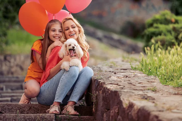 Anne Kızı Parkta Eğleniyorlar — Stok fotoğraf