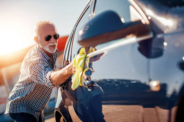 Starší Muž Péči Čištění Jeho Auto — Stock fotografie