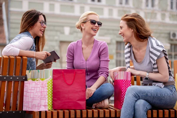 销售和旅游的概念 女孩与购物袋在城市 — 图库照片