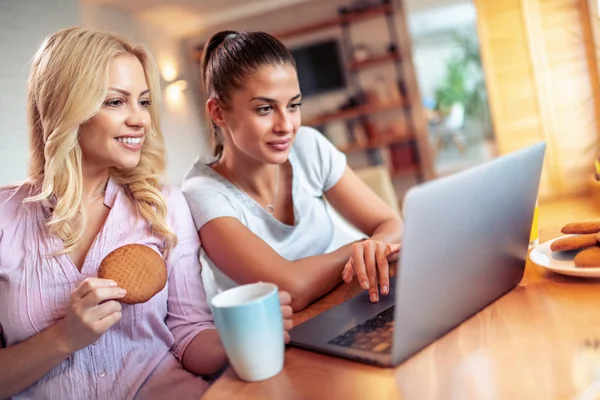 Proceso Trabajo Equipo Dos Niñas Que Utilizan Ordenador Portátil Juntos — Foto de Stock