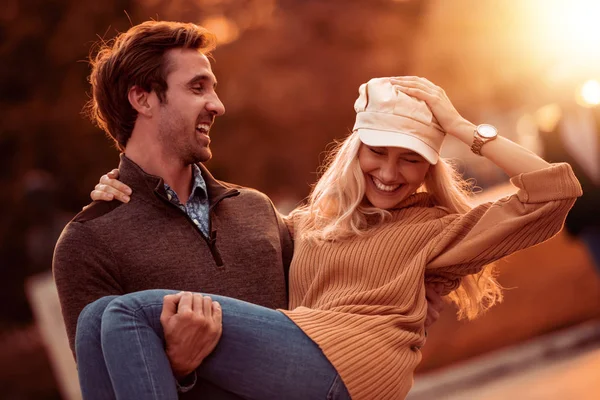 Gelukkig Jong Paar Hebben Plezier Buiten Glimlachen — Stockfoto