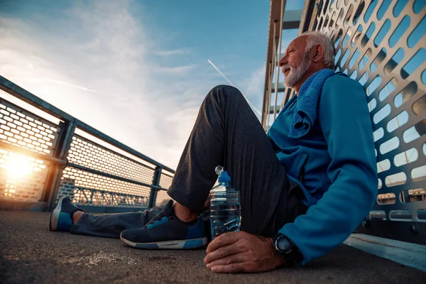 Homem Sênior Correndo Cidade Ele Está Relaxando Após Treino Livre — Fotografia de Stock