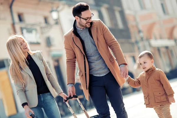 Ung Positiv Familj Turister Med Ett Barn Promenader Runt Staden — Stockfoto