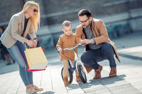 Försäljning Konsumism Och Människor Koncept Far Och Mor Lär Sin — Stockfoto