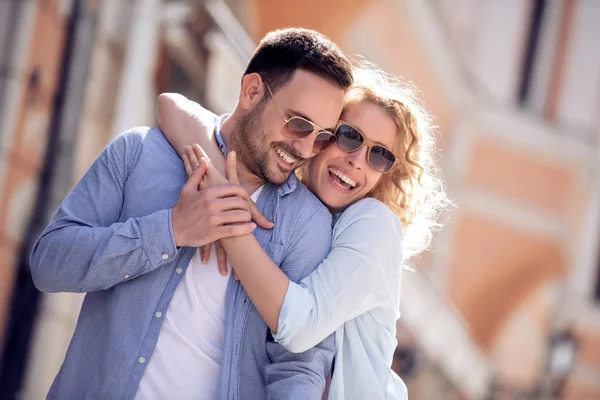 Cestování Láska Datum Lidé Koncept Šťastný Pár Objímání Usmívá Ulici — Stock fotografie