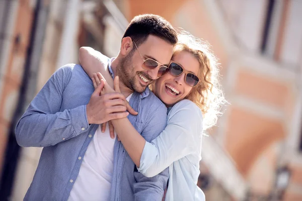 Viaggio Amore Appuntamento Concetto Persone Coppia Felice Che Abbraccia Sorride — Foto Stock