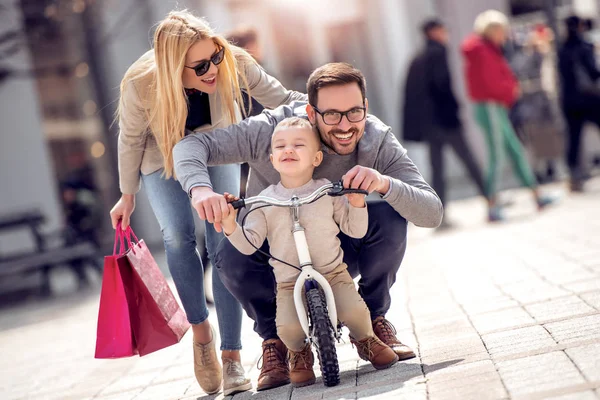 Far Och Mor Lär Sin Son Att Rida Cykel Ang — Stockfoto