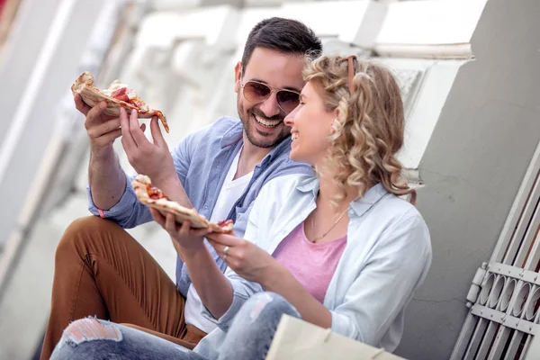 Retrato Una Pareja Feliz Están Riendo Comiendo Pizza Divirtiéndose — Foto de Stock