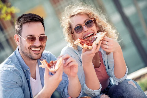 Beau Couple Amoureux Assis Sur Banc Parc Mangeant Pizza Sortir — Photo