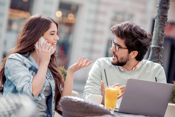 Retrato Casal Feliz Amor Ter Reunião Café Usando Telefone Inteligente — Fotografia de Stock