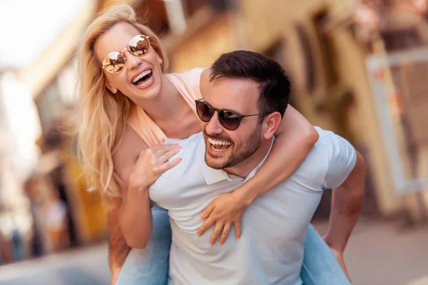 Feliz Joven Pareja Divirtiéndose Aire Libre Sonriendo — Foto de Stock