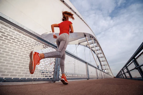 Giovane Donna Fitness Che Jogging Sul Ponte Mattino — Foto Stock