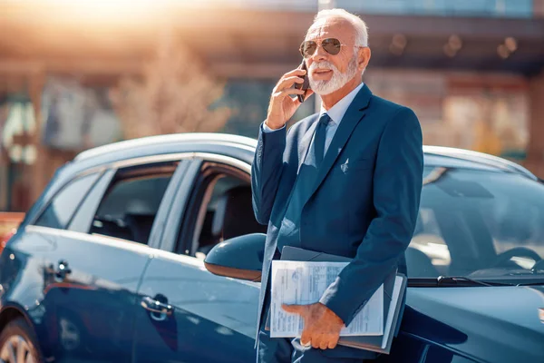 Služební Cestu Jistý Senior Obchodník Pomocí Chytrého Telefonu Zobrazován — Stock fotografie